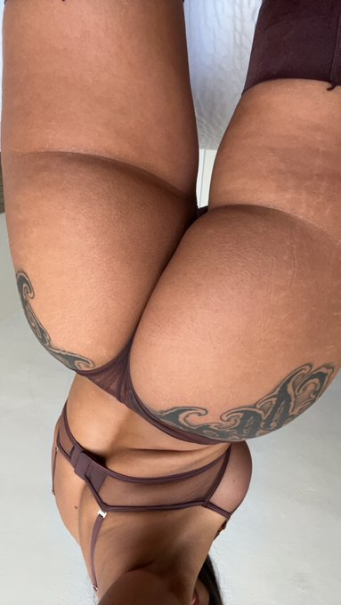 RT if you turned your phone upside down 😉🍑 https://t.co/pWTOwrSSxq