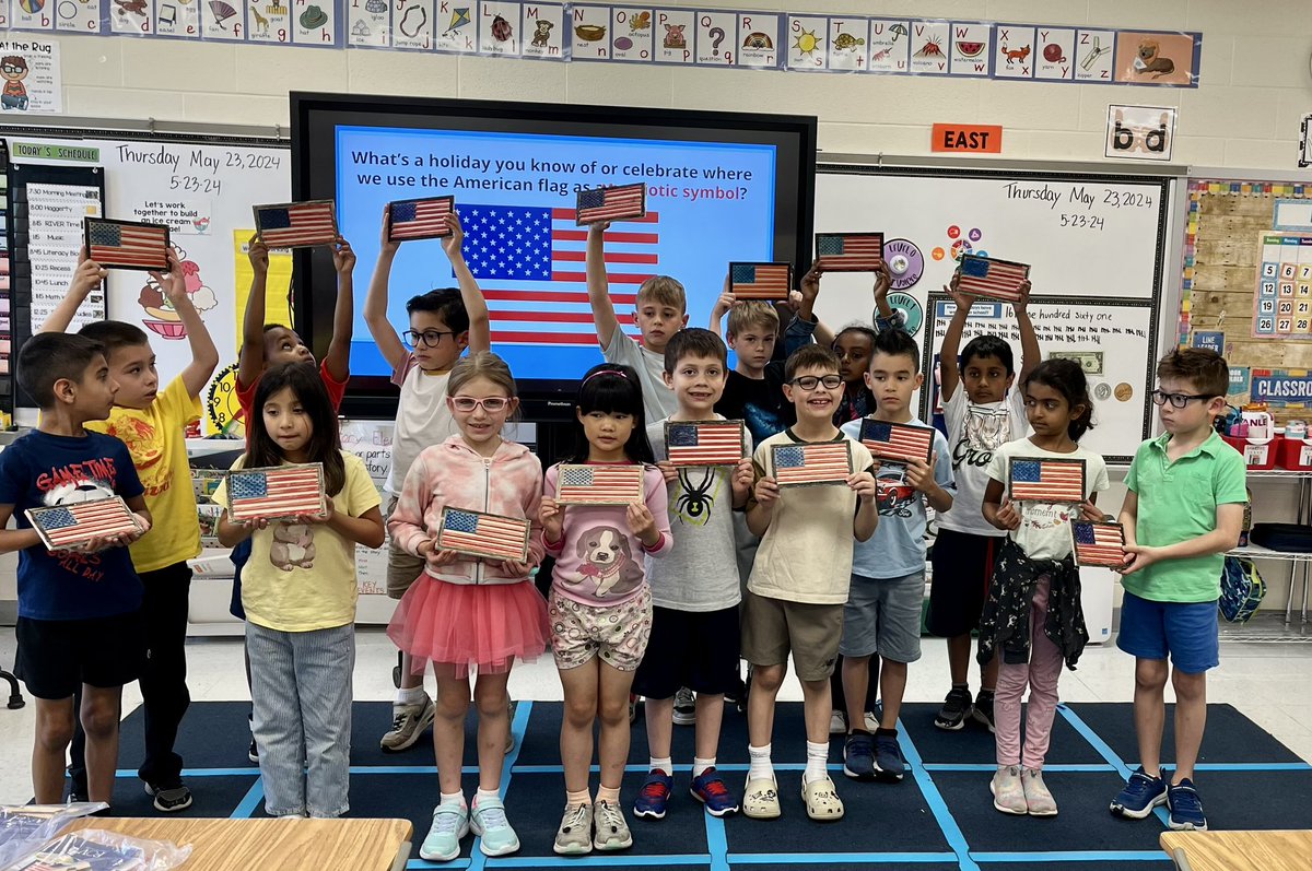 We loved making our own flags to celebrated Memorial Day! Thank you <a href="/SSGSlcps/">LCPS Social Science & Global Studies</a> and <a href="/FLAGSofVALOR/">Flags of Valor</a>  for this amazing opportunity for our students! #LRelem
