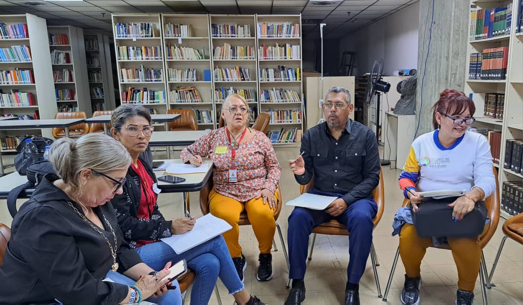 #Ahora 🗣️|| En los espacios del @MPPEDUCACION se llevan a cabo mesas de trabajo, para la construcción de líneas orientadoras por el eje territorial, en cumplimiento a las actividades planteadas en el encuentro nacional de la Jornada de Formación para la Gestión Territorial UTGU.