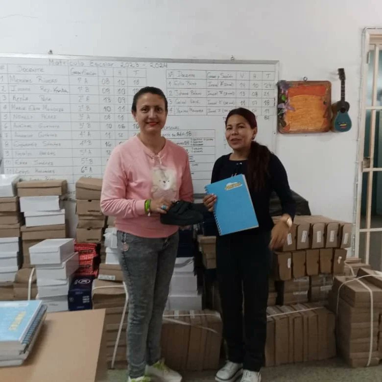 cdcepcatedral1's tweet photo. U.E.E CARMEN FERNÁNDEZ DE LEONI 
Gracias a la aplicación de la VenApp al Buen Gobierno del 1 x 10 de nuestro Presidente  @nicolasmaduro al Gobernador @adolfopereiragobernador  y al Profesor @eleamerabdala Director CDCE Lara Recibimos  Dotación de KITS ESCOLAR Y ZAPATOS ESCOLARES https://t.co/34AwDCGj4l