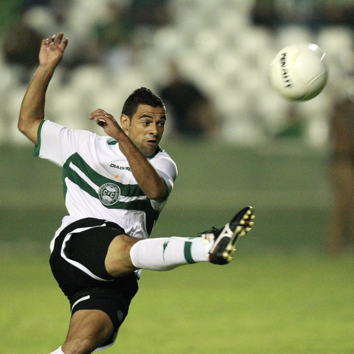Coritiba's tweet photo. #tbt ⚽️🇳🇬

O Coritiba e a Diadora formaram uma parceria que marcou um ano histórico para o clube. Um dos destaques do time foi Henrique Dias. Com uma participação decisiva na conquista, balançou as redes 5 vezes no título da Série B de 2007. 

O atleta deixou seu nome gravado na história do Coritiba. Por sinal, hoje, o nosso craque celebra mais um ano de vida. Parabéns, “Iluminado”! 💚👊🏽

#SempreJuntosPeloAltodaGlória
