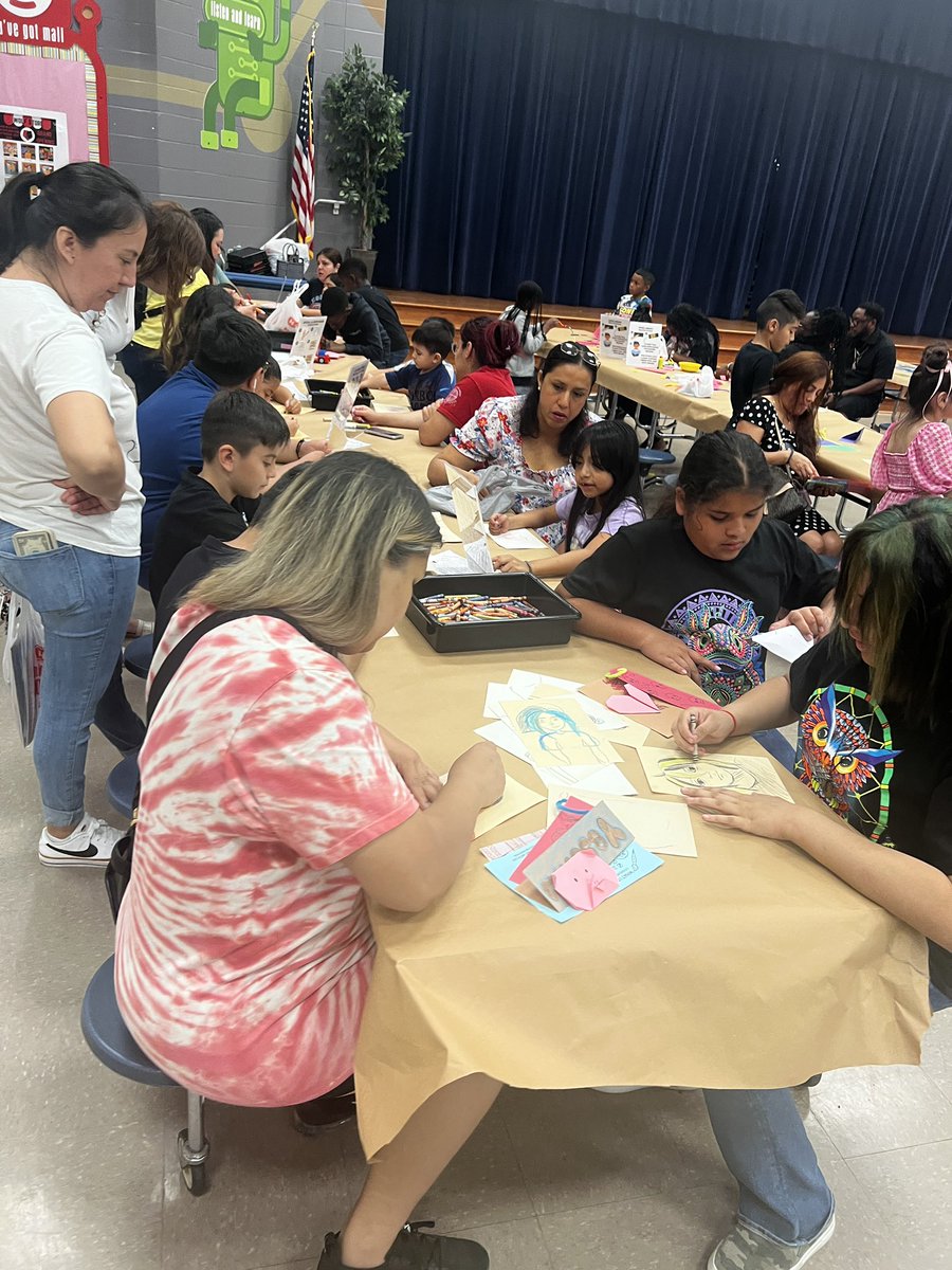 mslowpaz's tweet photo. This is #myAldine #MiAldine & my #AldineArtLegacy celebrating my @CypresswoodES artists with their families, music and reading @NewmanKaileigh @drgoffney @DrWynneLaToya #workshopwednesdaywolves #elementaryart #artshow #aldineart https://t.co/uGEbhfqunK