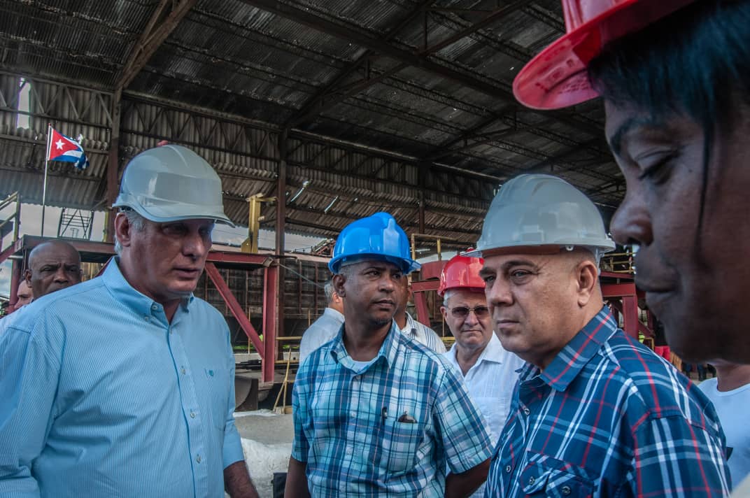 El central Paquito Rosales lleva varios años sin moler azúcar. Hasta allí llegamos esta tarde para dialogar con sus trabajadores. Conocimos sobre la reparación que han realizado en su infraestructura y que hoy se encuentra al 99% de alistamiento. Somos #GenteQueSuma