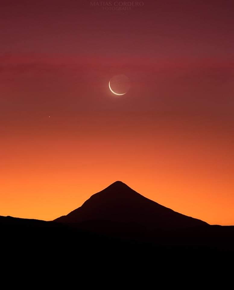 El Volcán Lanin se alinea con la Luna y Saturno brilla junto a ellos en uno de los atardeceres más increíbles que he visto ✨🌙🪐 No se podría pedir regalo más grande 🙌🏼 💫 📍Vista desde la Cuesta del Rahue, Aluminé, Neuquén 🇦🇷 Foto de Matías Cordero Fotografía
