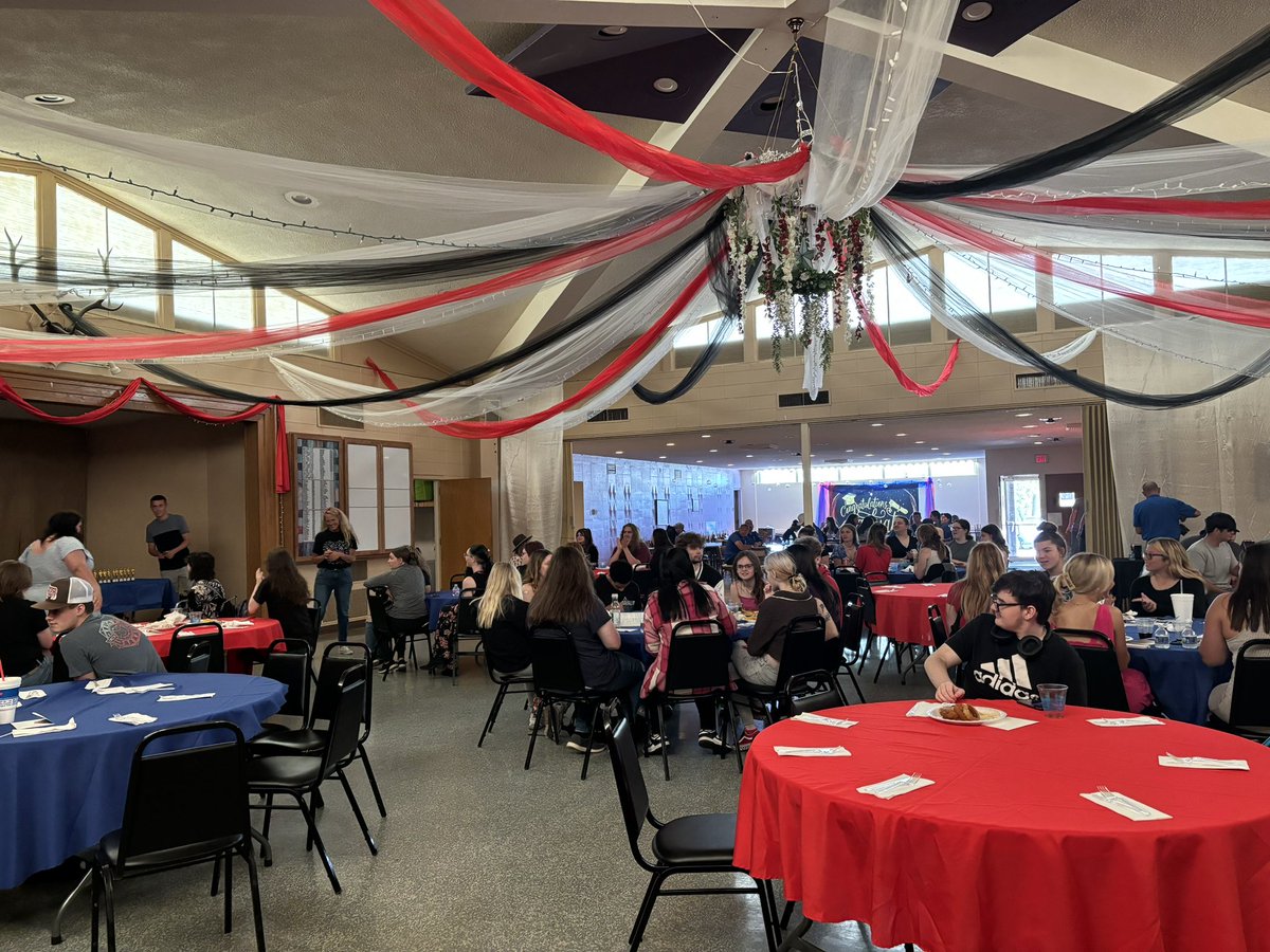 elwood_hs's tweet photo. Beautiful Senior Luncheon today sponsored by the Elks. We are so grateful for their continued support of our students! https://t.co/ob69CFPmv7