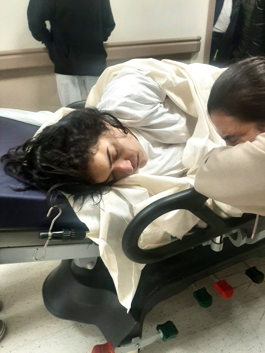 solcugazete's tweet photo. İstanbul'da 32 yaşındaki anaokulu öğretmeni Buse Berfi Yılmaz, 7 aydır birlikte olduğu erkek arkadaşı Ahmet Hasan T. tarafından ��ld��resiye dövüldü. 

İddiaya göre; genç öğretmen "yere düştü" denilerek ambulansla hastaneye götürülürken, bilinci kapalı şekilde yoğun bakım https://t.co/Ei3w7IzAMO