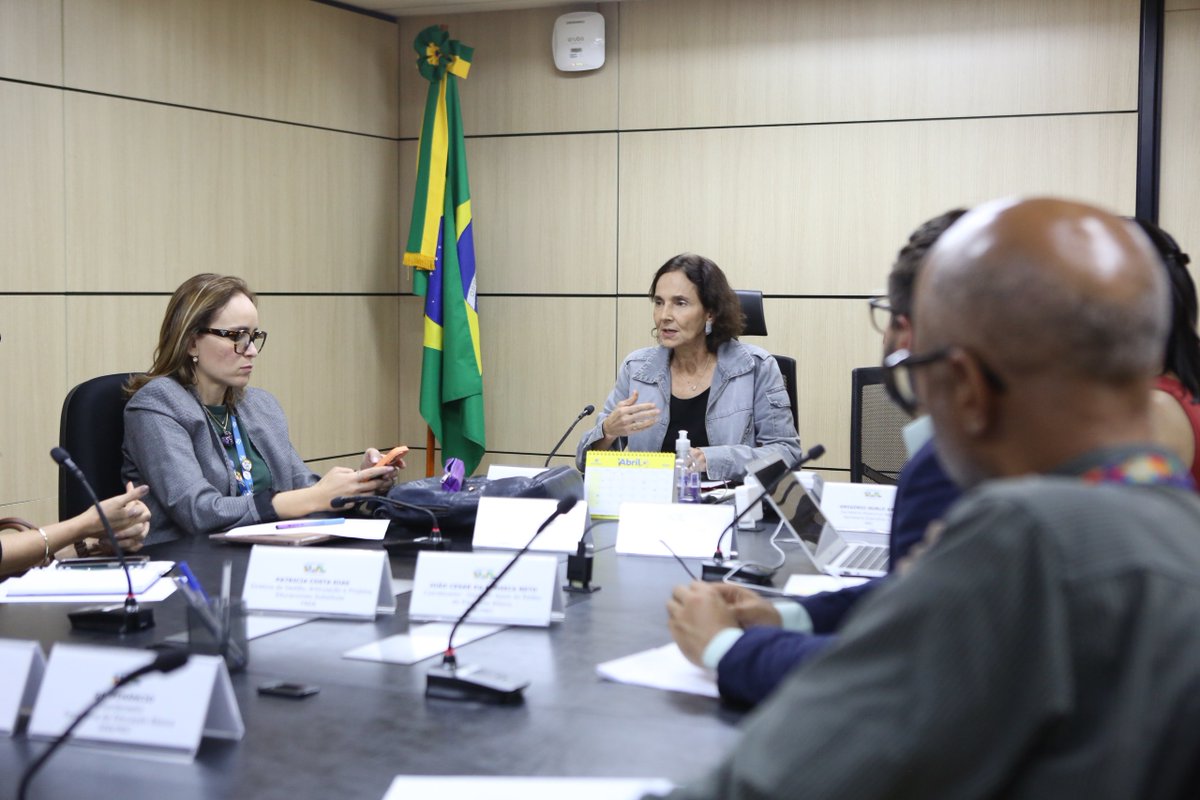 IzoldaCelaCe's tweet photo. O MEC acompanha a situação no Rio Grande do Sul e integra os esforços do governo federal. Estive com a presidente do Fundo Nacional de Desenvolvimento da Educação (FNDE), Fernanda Pacobahyba, o secretário-executivo adjunto do MEC, Gregório Grisa, e equipes técnicas (+). https://t.co/TdDIkAxQXm