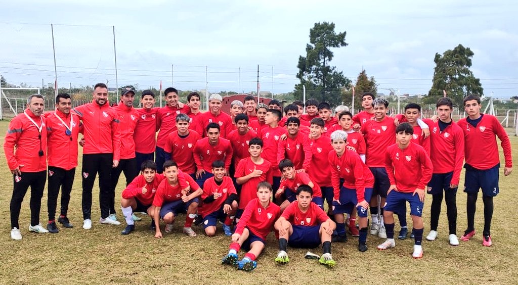 Federico Mancuello pasó por la práctica del Fútbol Infantil ⚽️ Los chicos de la Prenovena (categoría 2011) fueron visitados por Fede, quien presenció el entrenamiento y charló con ellos al finalizar los ejercicios. #TodoRojo 🔴