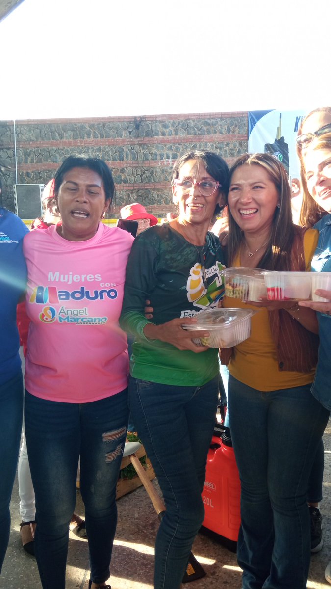 VAgrourbana_bol's tweet photo. Mujeres Conuqueras: Guardianas de la Tierra: Reconocemos el esfuerzo y dedicación de las mujeres conuqueras en la producción agrícola. Su labor es fundamental para garantizar la seguridad alimentaria en nuestra región ¡Apoyemos su trabajo! 👩‍🌾🌿 #MujeresRurales #AgriculturaComunal https://t.co/7xPO4Mrscx