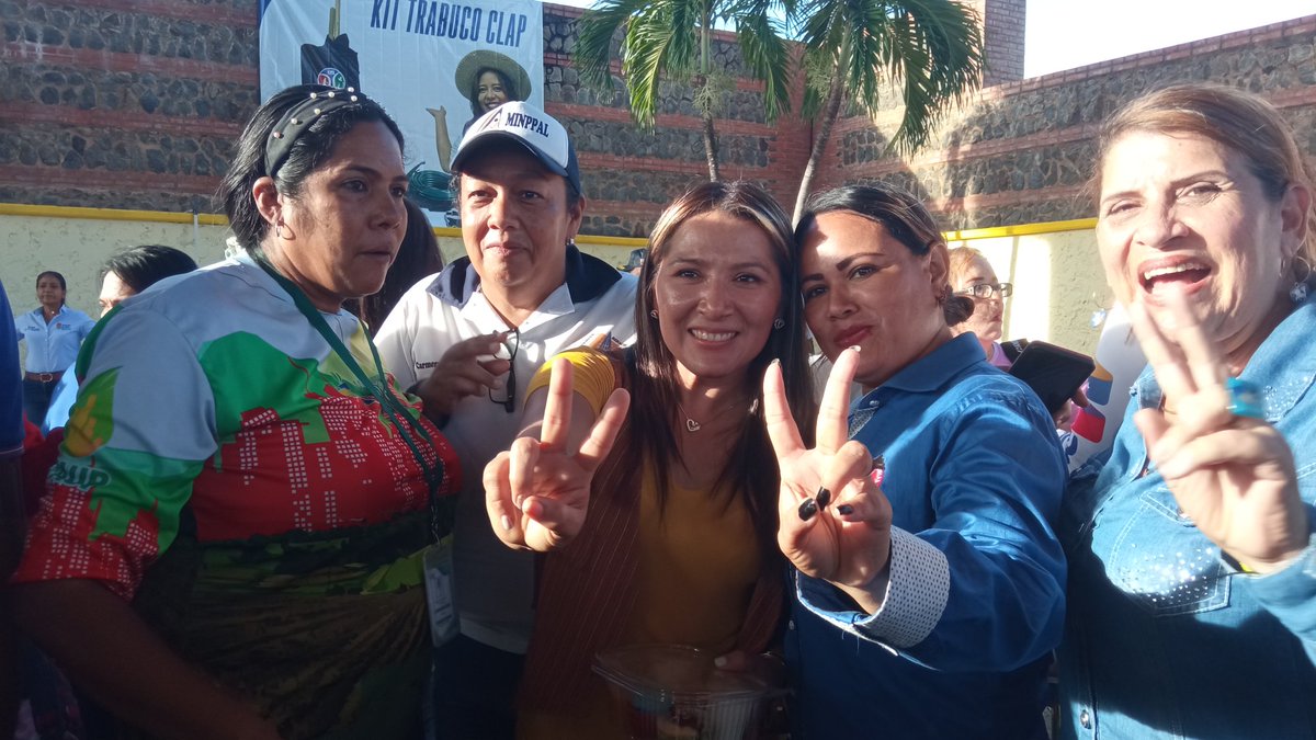 VAgrourbana_bol's tweet photo. Mujeres Conuqueras: Guardianas de la Tierra: Reconocemos el esfuerzo y dedicación de las mujeres conuqueras en la producción agrícola. Su labor es fundamental para garantizar la seguridad alimentaria en nuestra región ¡Apoyemos su trabajo! 👩‍🌾🌿 #MujeresRurales #AgriculturaComunal https://t.co/7xPO4Mrscx