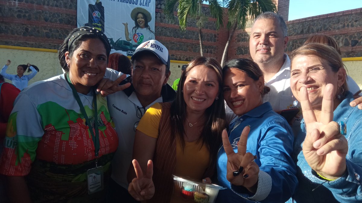 VAgrourbana_bol's tweet photo. Mujeres Conuqueras: Guardianas de la Tierra: Reconocemos el esfuerzo y dedicación de las mujeres conuqueras en la producción agrícola. Su labor es fundamental para garantizar la seguridad alimentaria en nuestra región ¡Apoyemos su trabajo! 👩‍🌾🌿 #MujeresRurales #AgriculturaComunal https://t.co/7xPO4Mrscx