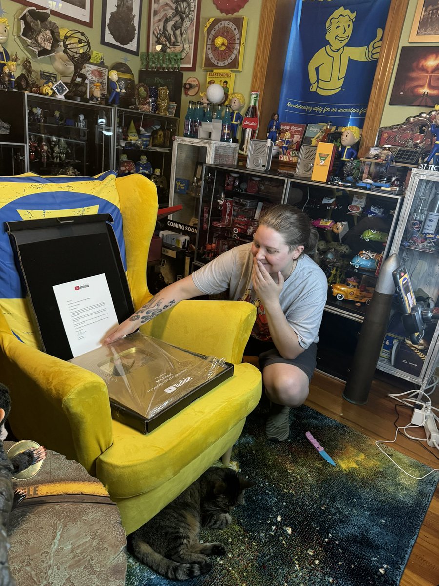 MisterFallout's tweet image. Achievement unlocked: Gold Creator Award! This is her behind the scenes reaction. Catmeat was less then impressed😂  Hard work, dedication &amp;amp; pushing yourself past your fears is rewarded with immeasurable personal growth! #mrsfallout #behindmrsfallout #fallout