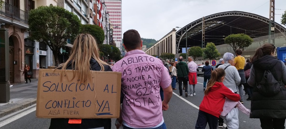 20gazte's tweet photo. Suelo renegar del Bilbainismo, pero hoy me he sentido muy orgullosa de ver a una ciudad salir a la calle a apoyar la lucha de la plantilla de Bilbobus. Esta plantilla nos está dando una lección de vida y es la de no conformarse. 
Eredua zarete, mila esker zuen borrokagatik. https://t.co/tXBoOyQnU4