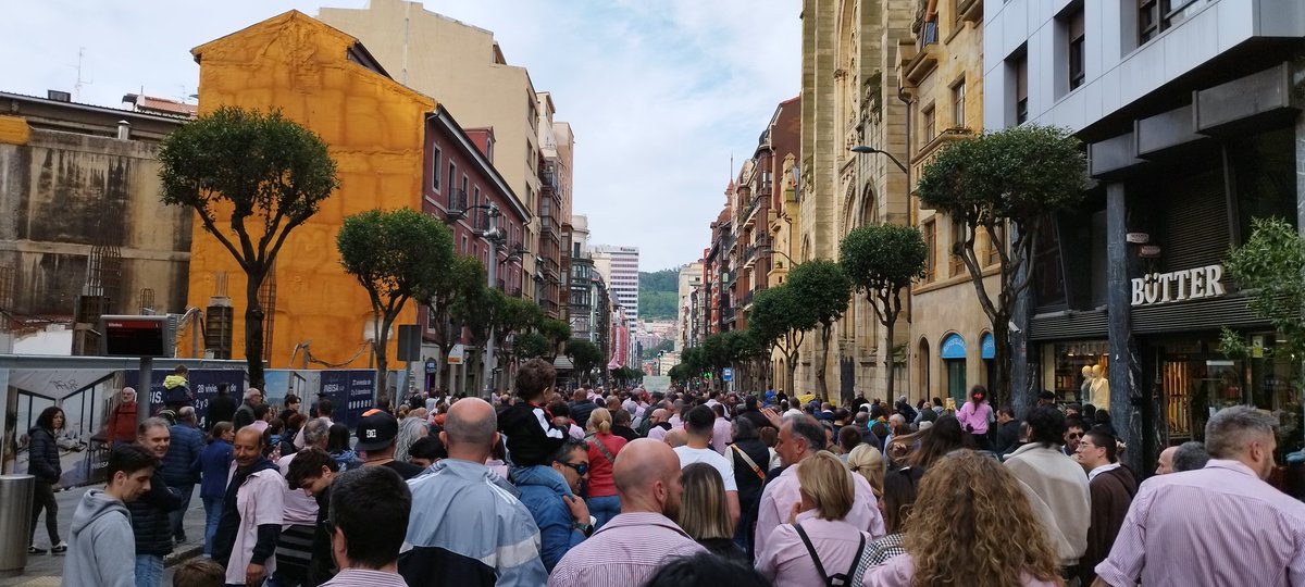 20gazte's tweet photo. Suelo renegar del Bilbainismo, pero hoy me he sentido muy orgullosa de ver a una ciudad salir a la calle a apoyar la lucha de la plantilla de Bilbobus. Esta plantilla nos está dando una lección de vida y es la de no conformarse. 
Eredua zarete, mila esker zuen borrokagatik. https://t.co/tXBoOyQnU4