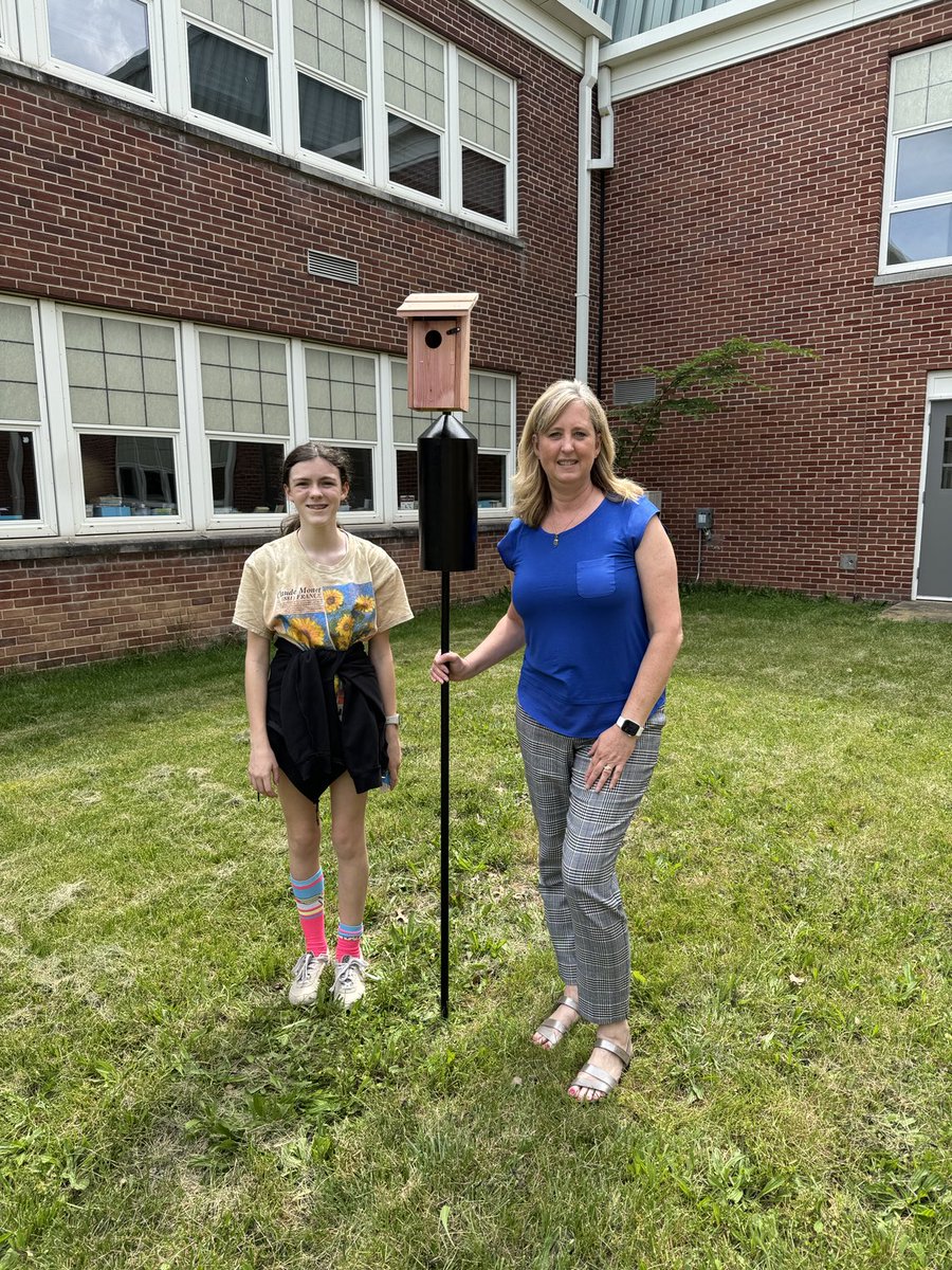 debbienotdeb's tweet photo. We installed a bluebird house in the courtyard near the library today! Hopeful a pair will move in in June and raise a family. We researched how to install the house, facing East with an open meadow. Plenty of insects to dine on, too, in this habitat. https://t.co/Yp1jAszoWL
