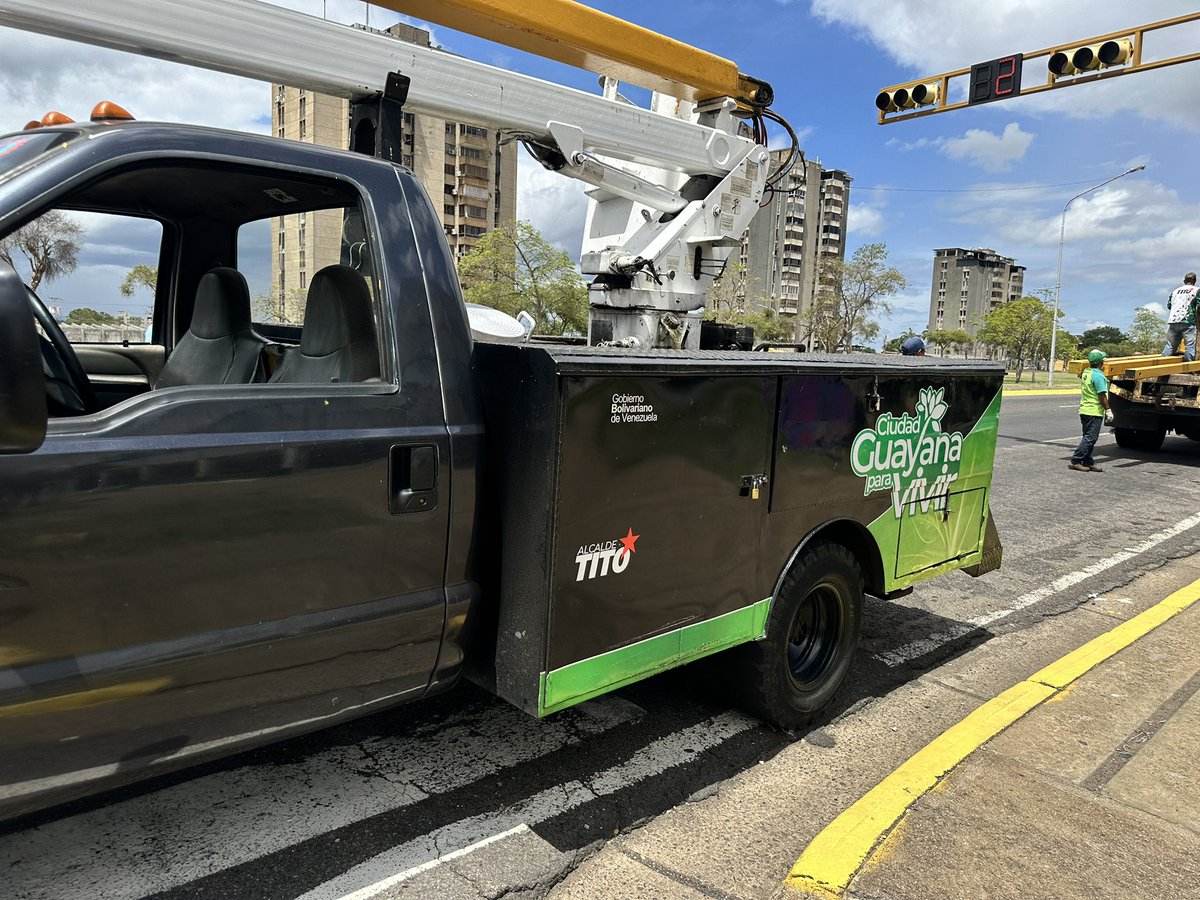 OviedoPSUV's tweet photo. Vamos rumbo a una Ciudad Guayana moderna y con un nuevo sistema de cámaras y semáforos 

https://t.co/9RhHPJJvg1 

#CreoEnVenezuela https://t.co/rHkDEDP7YN
