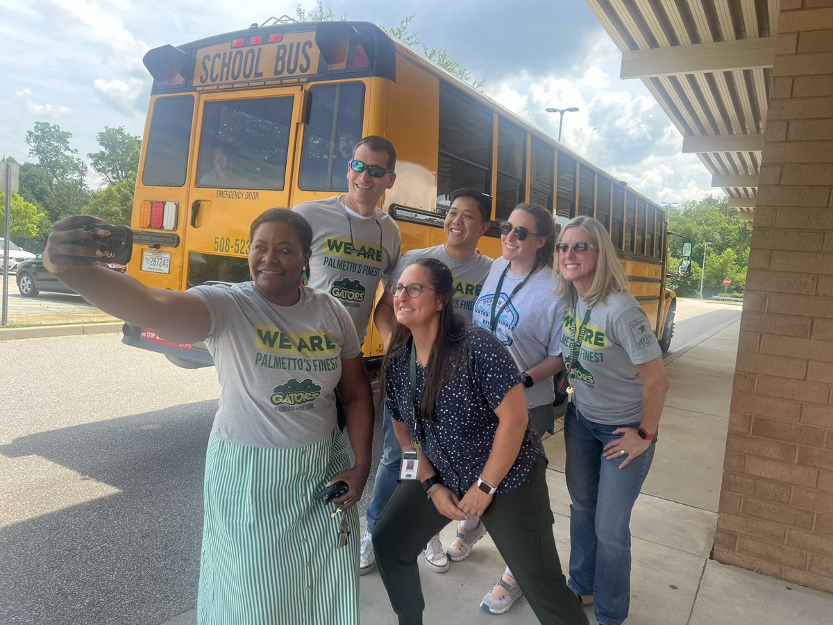 AlisaLong33's tweet photo. Last bus of the school year! This year is bittersweet. @mgmgators https://t.co/fDkZNWDpZF