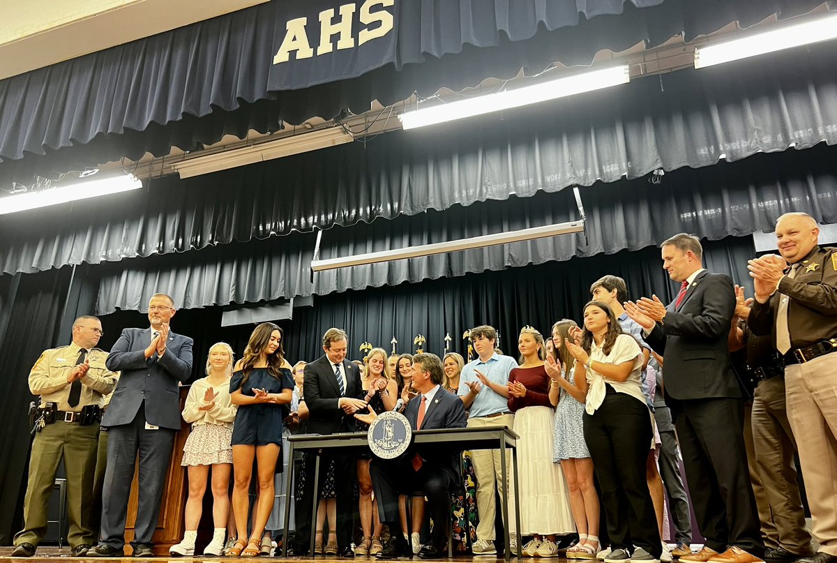 ToddPillionVA's tweet photo. “It only takes one” was the message from today’s bill signing w/ @GovernorVA . As the sponsor of the 3 bills signed today, I’m encouraged by the coalition we are building to tackle the fatal overdose and substance use crisis. One pill can kill—but one person can help save a life. https://t.co/kmaJ6D1QG9