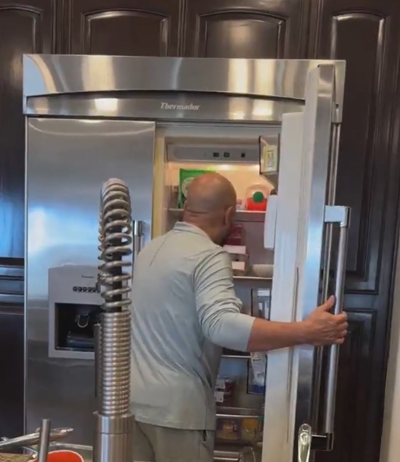 Lupillo sigue de protagonista 🤣 no se les cae de la boca 🙌🏻 y mientras tanto el bien deprimido sufriendo y cocinándole a sus hijos y nietos en su humilde hogar 🤣 #Lcdlf4