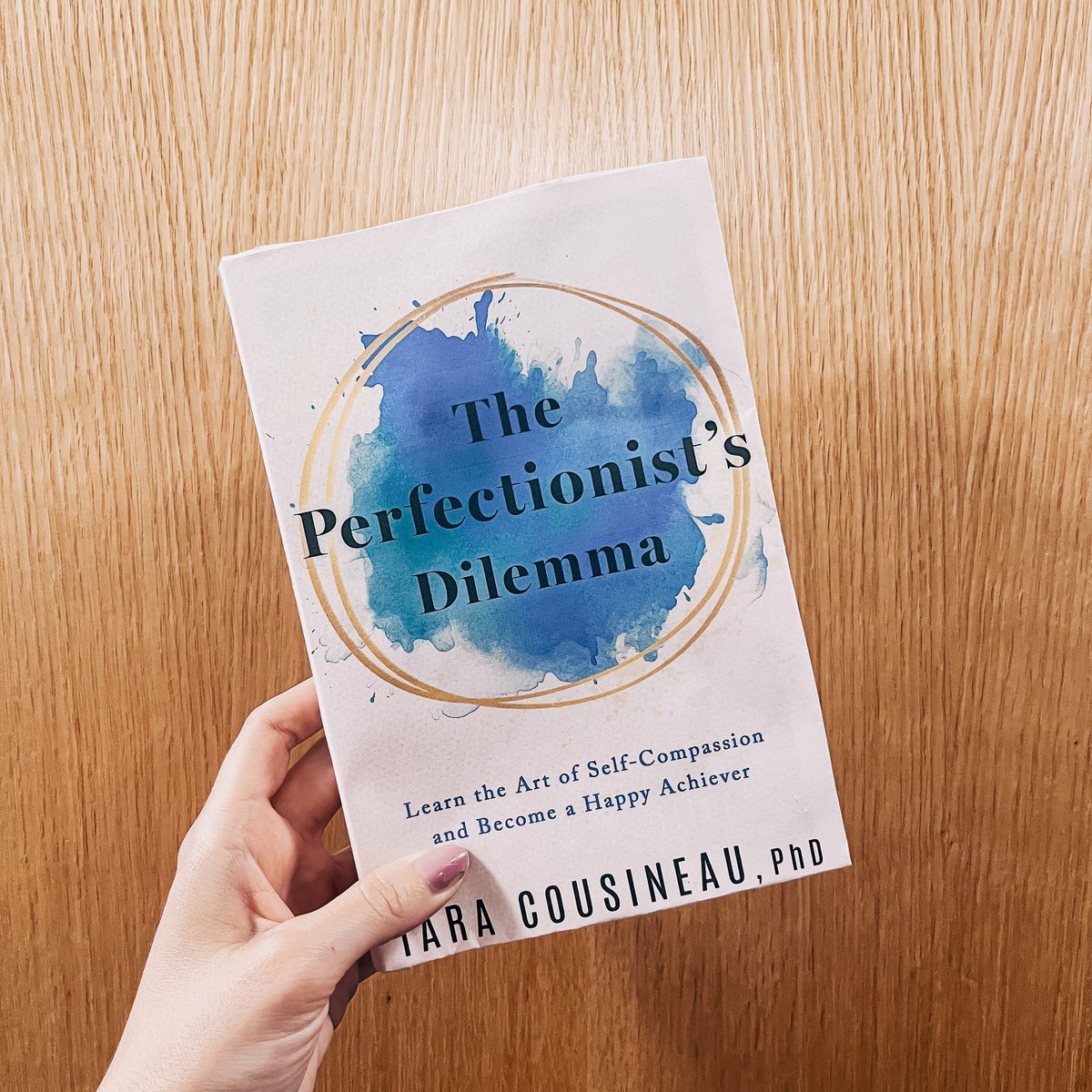 We're excited to share the cover for @taracousphd's ✍️THE PERFECTIONIST'S DILEMMA😅 out 1/7/2025! Break free of toxic perfectionism by cultivating emotional courage and self-compassion to face life's challenges with a 6-step program. 📣Pre-order now loom.ly/GonEtLY