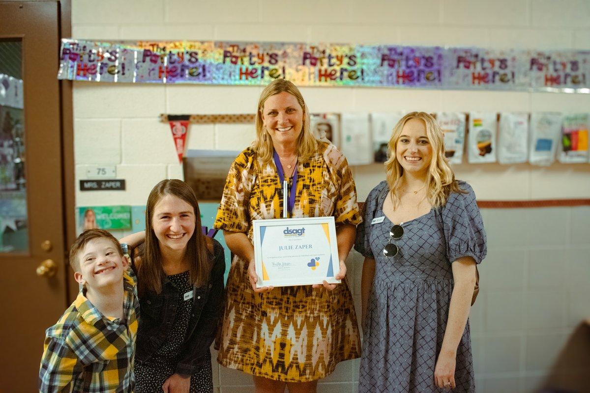 AllThingsBluSF's tweet photo. Down Syndrome Association of Greater Toledo rewards Mrs. Zaper in going above and beyond for students with down syndrome. A sweet recognition for Crissey Elementary 3rd grade teacher Mrs. Zaper, and thank you to DSAGT 🩵 https://t.co/0eudnRwyna
