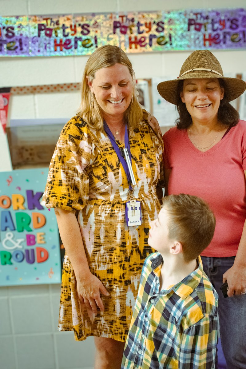 AllThingsBluSF's tweet photo. Down Syndrome Association of Greater Toledo rewards Mrs. Zaper in going above and beyond for students with down syndrome. A sweet recognition for Crissey Elementary 3rd grade teacher Mrs. Zaper, and thank you to DSAGT 🩵 https://t.co/0eudnRwyna