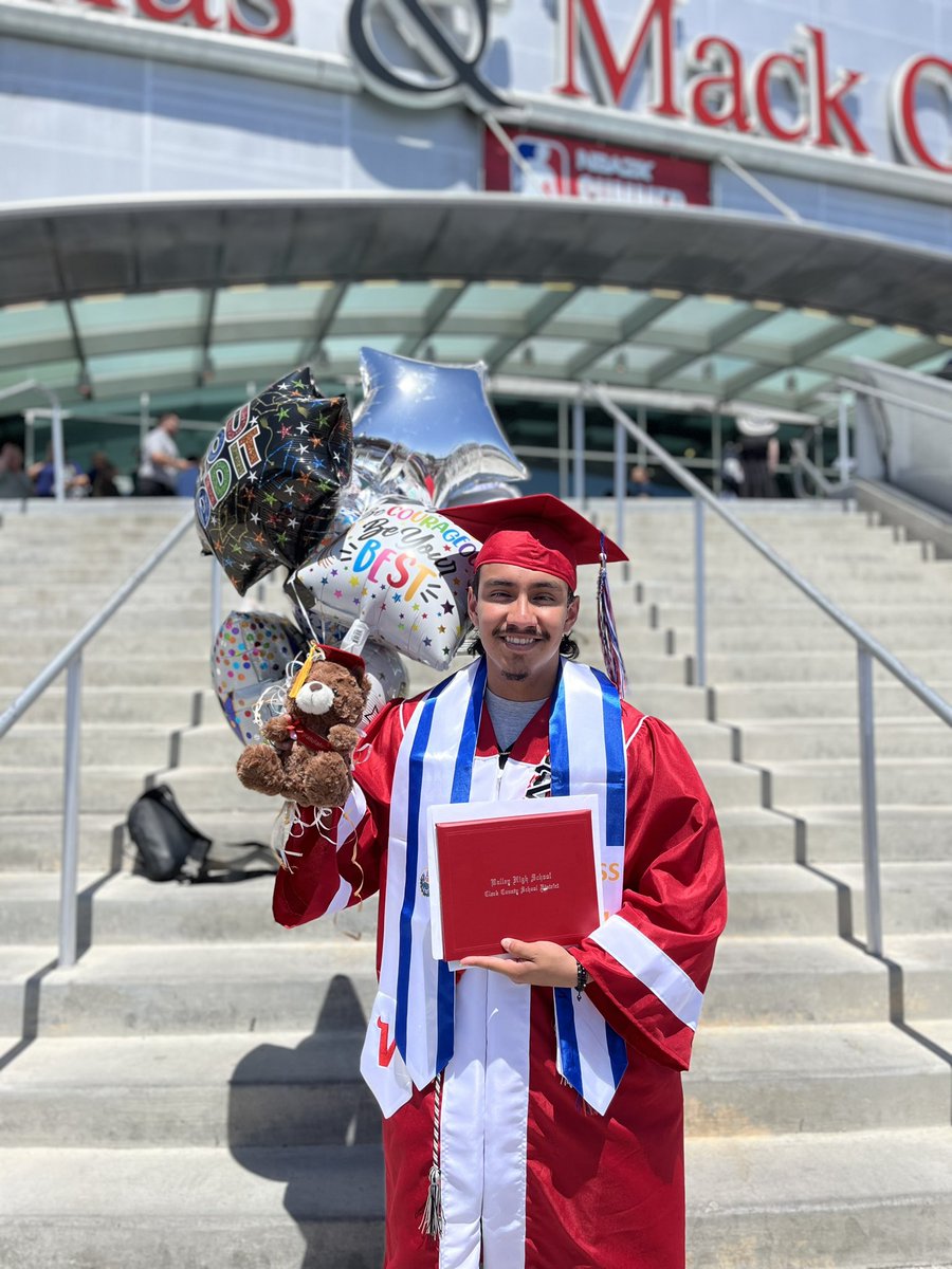 osmaidae's tweet photo. Little brother graduated #classof2024 🥺🎓 https://t.co/0VjIqVZZpf