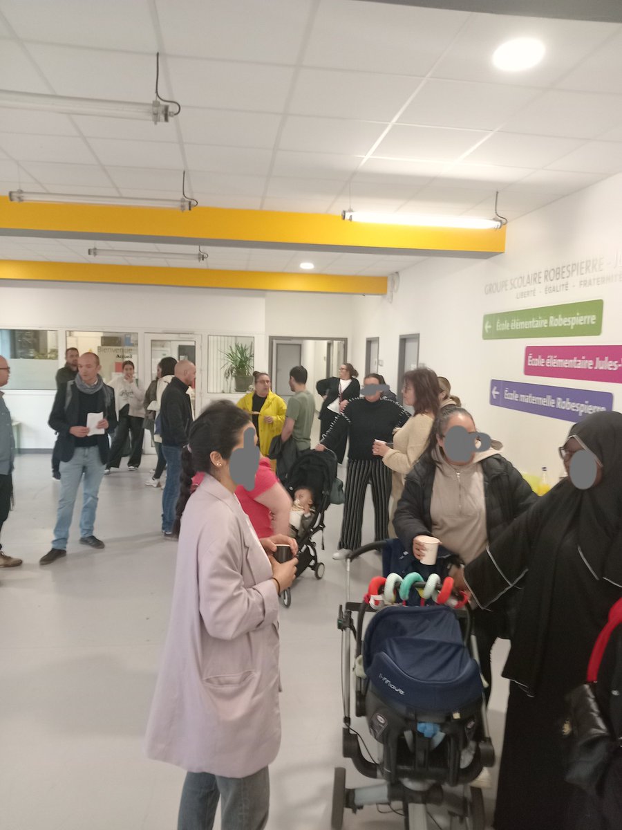 La Courneuve mobilisée pour un #plandurgence93  et contre le choc des savoirs 🔥 Collectif parents 93, @fcpe93  et personnels d'enseignement le redisent #nousnetrieronspasnoseleves vous ne trierez pas nos enfants. 
🕑 Prochain rdv : 25 mai, Sorbonne 13h 🪧📢
@93Fsu @snesfsu93