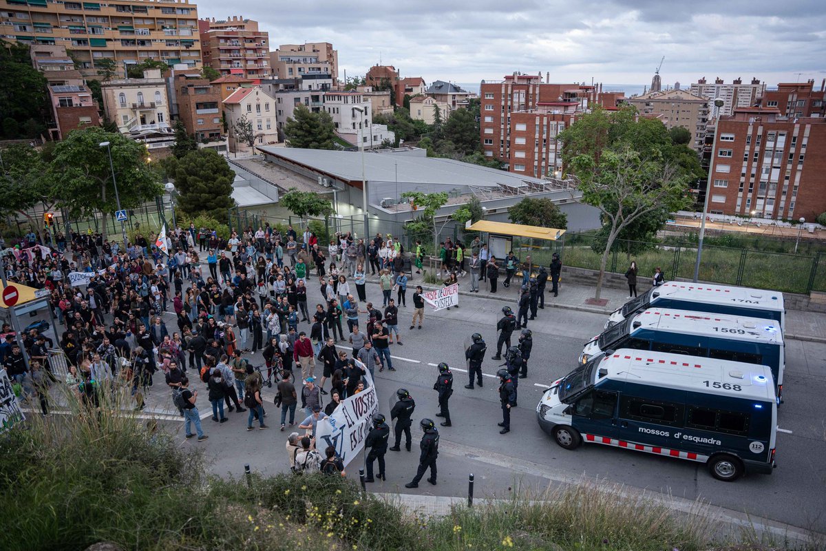 marcasensiofoto's tweet photo. "A ver si tenéis huevos a subir...", deien entre riures alguns dels assistents a la desfilada al Park Güell de #LouisVuitton.

📷: @marcasensiofoto https://t.co/99S05eqfDB