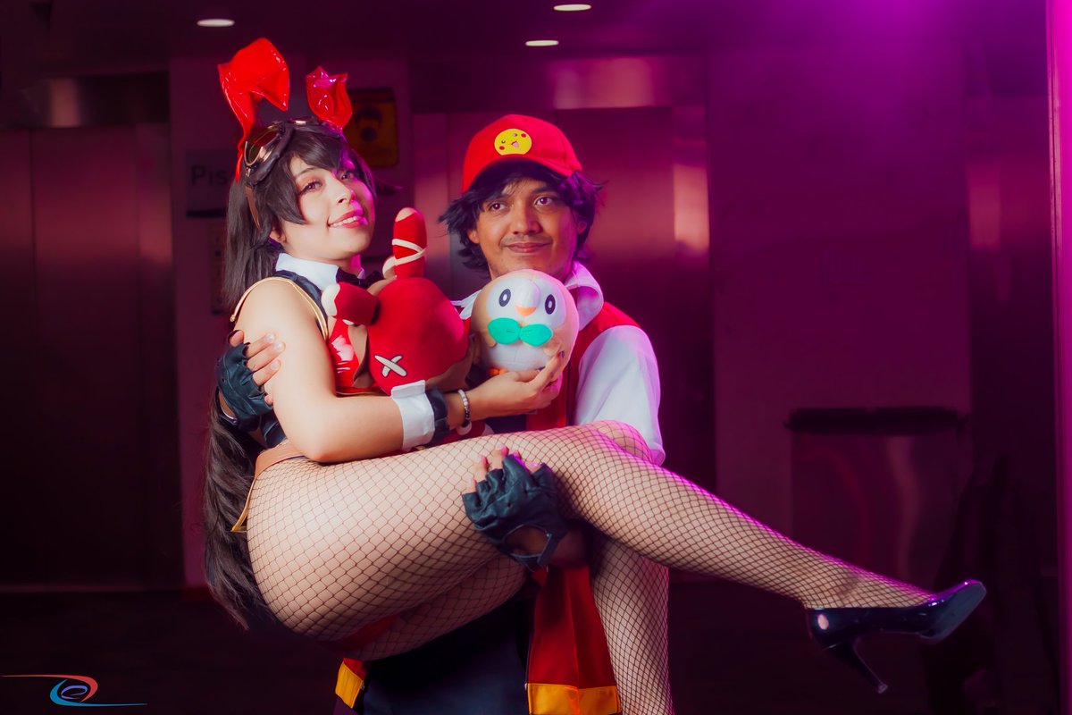 Accio_Rider's tweet photo. Un crossover entre cosplayers!
En este caso Red, la contraparte de Ash Ketchum y Amber, Campeona de vuelo y Caballera Exploradora de los Caballeros de Favonius, y es mucho más hermosa en vida real por Nadyuuki Cross 

📷 por: @rockmanzxultimate
Evento: @AHCON5
Amber: @NadyuukiC https://t.co/NyMfsdjXuC