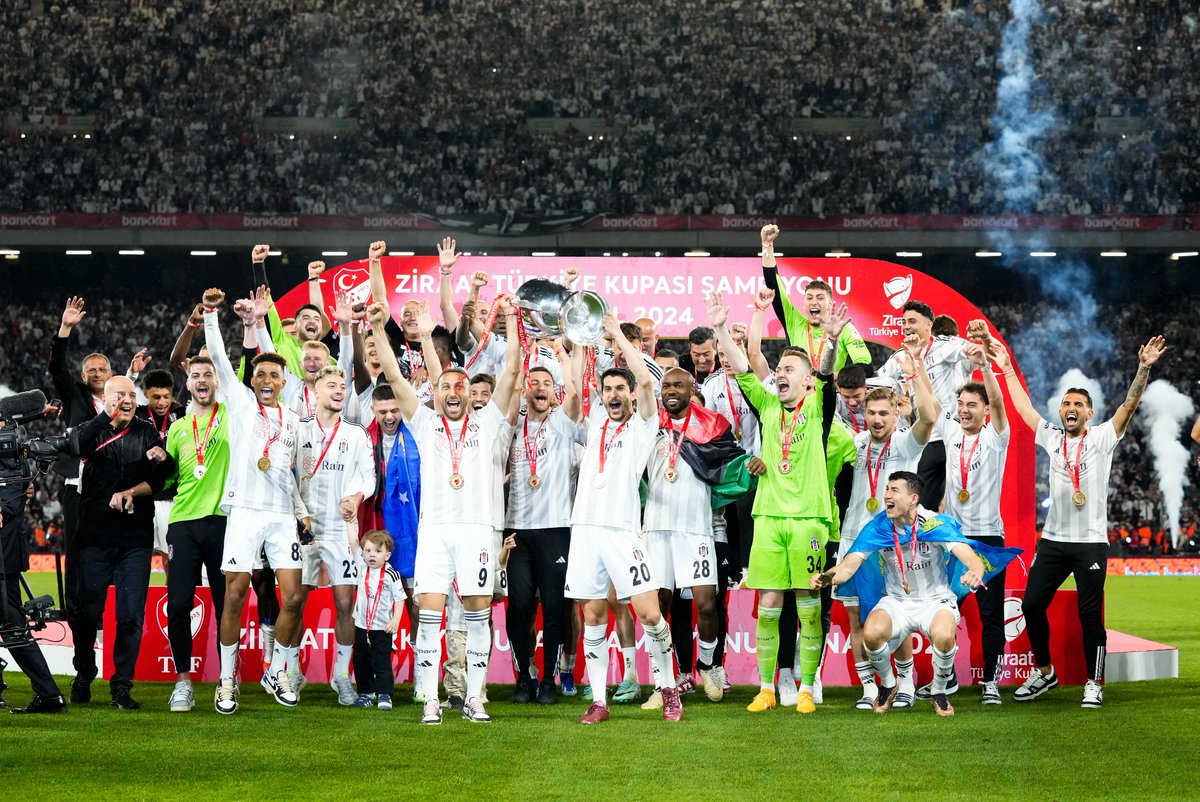 Besiktas's tweet photo. 📸

#ŞAMP11YON 🏆 https://t.co/7U1fWUlRan
