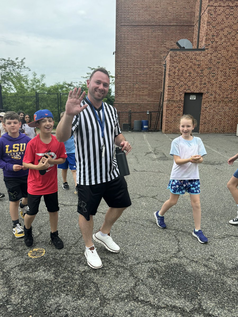 greenvale_ap's tweet photo. Staff vs. Students basketball 🏀 game-a great end to Kindness month #onebookonetheme https://t.co/bB1uyLdLjo
