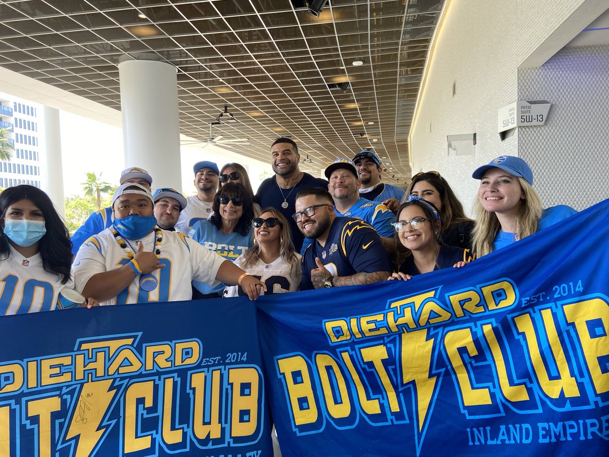 Take me back to this moment plz … @chargers #ThrowBackThursday with @diehardboltclub @dhbcstockton @chrishayre & @shawnemerriman 😁