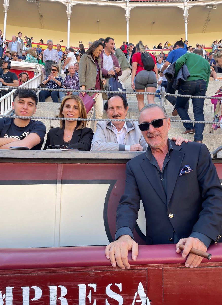 ManoloMoles's tweet photo. Carlos Herrera es más que un amigo, más que un compañero, más que un periodista. Es la voz del locutor de radio. Carlos y yo hemos vivido el periodismo sin fronteras. Y el afecto a los que aman el sentimiento de informar y contar la historia libremente.

@HerreraenCOPE https://t.co/CJr6rB9dP5