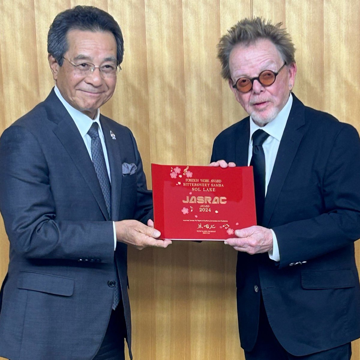 ASCAP President & Chairman of the Board Paul Williams was presented with the Foreign Work Award from JASRAC Chair Tetsuya Gen on the late Sol Lake’s behalf. 🎉 Sol Lake wrote “Bittersweet Samba,” performed most famously by Herb Alpert and the Tijuana Brass Brand.