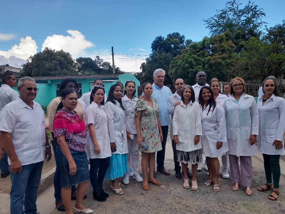 En #SanLuis, el Primer Secretario del <a href="/PartidoPCC/">Partido Comunista de Cuba</a> y presidente de la República, <a href="/DiazCanelB/">Miguel Díaz-Canel Bermúdez</a>, visitó el Hogar Materno Lidia Doce, institución que atiende integralmente a 25 gestantes de riesgo para que su embarazo tenga un feliz término.
#CubaPorLaSalud
#SantiagoDeCuba