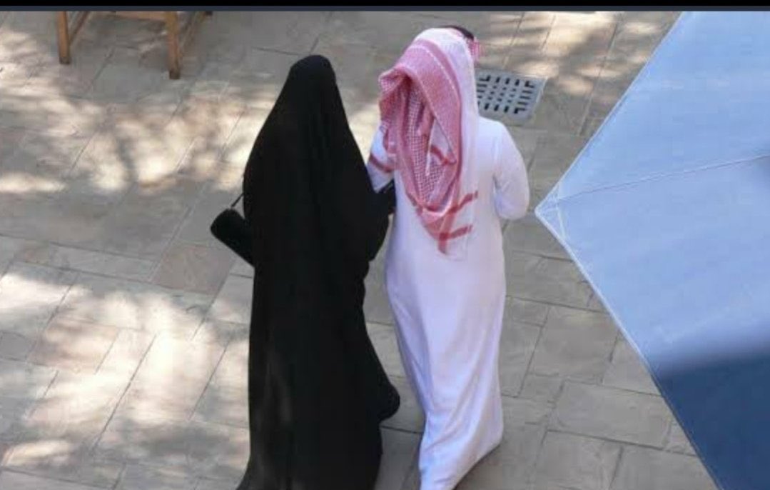 "إلى من يريد #الزواج في هذا الزمن" زمن الانفتاح أبحث عن المرأة الصالحة ولو كانت فقيرة وليست جميلة.
فإن الجمال جمال الروح والأخلاق، والمرأة الصالحة تعينك على الخير وتدلك عليه وتحفظ سرك وبيتك وتصون عرضك وتحسن تربية أبنائك.
وتذكر... بأن الجمال يذبل وأن العفاف، والستر، والحشمة، هيّ