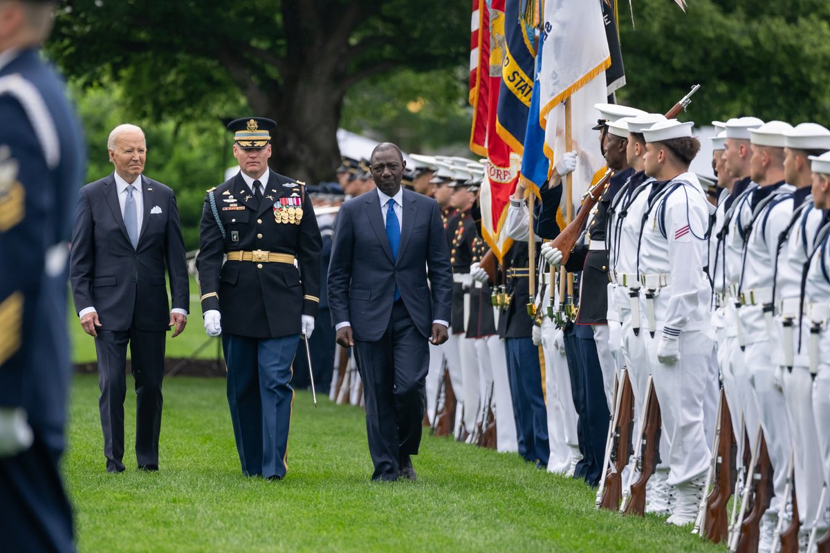 WhiteHouse46's tweet photo. This morning, President Biden, First Lady Dr. Biden, Vice President Harris, and Second Gentleman Emhoff welcomed President William Ruto and First Lady Rachel Ruto of the Republic of Kenya to the White House. https://t.co/Tt3l8r6sIL