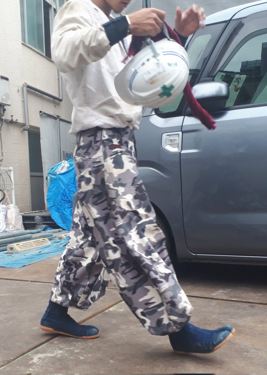 aka_doka's tweet photo. おはようございます。
3超が午前06時30分をお知らせします。
今日も良い一日を‼️

昨日と今日は足場班長のウチダ君がまた現場をすっぽかしてどっか行ったのでその代わりをさせられてます😡
昨日なんですけど、3超のニッカに地下足袋なんて久しぶり見た😊
という事で、夕方5時まで頑張りますか😖 https://t.co/pAjZHGvr13