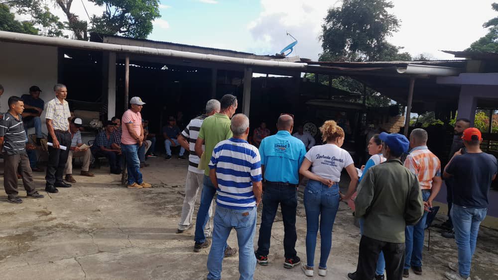 Asamblea de ciudadanos 👥

Desde la parroquia “Villa Rosa” del municipio #Sucre conformando el 600K, seguimos trabajando en unidad por Venezuela 🇻🇪🗳️

#HastaElFinal 🙌🏻