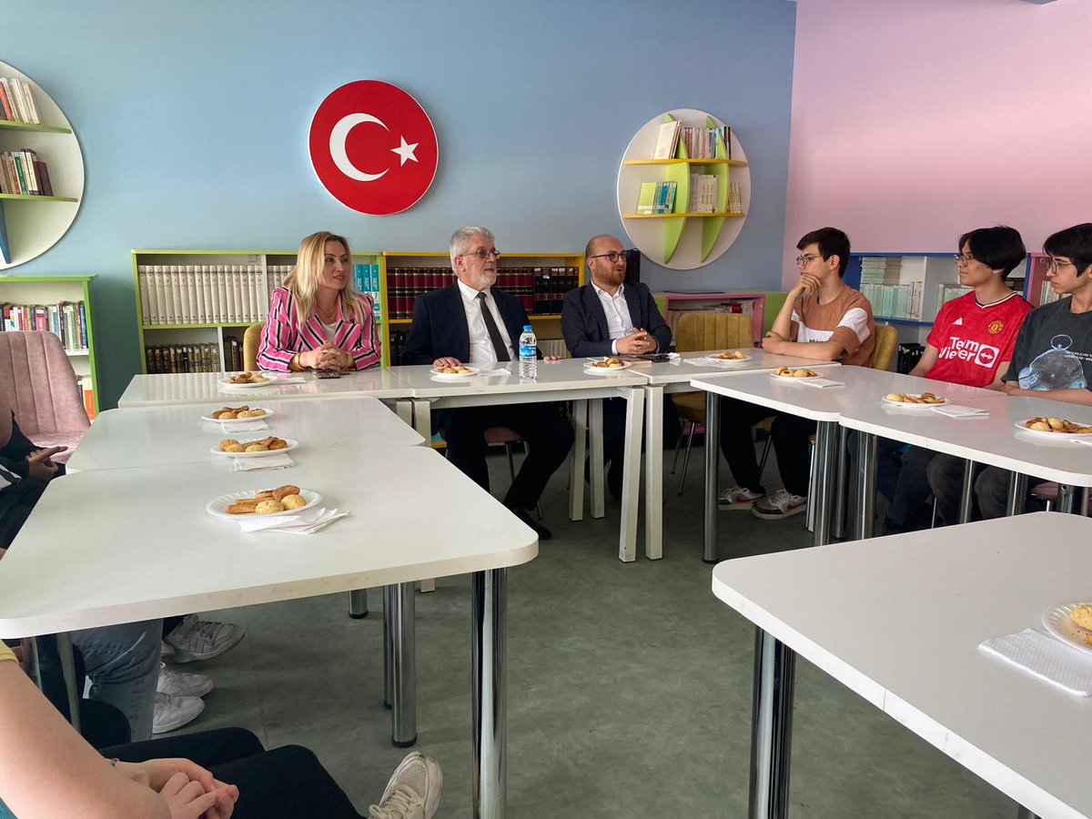 Öğretmen Akademileri vesilesiyle şehrimizde ağırladığımız Akademisyen-Yazar Prof.Dr. Dursun Ali Tökel Plevne Anadolu Lisesi öğrencileriyle okul kütüphanesinde dil bilinci üzerine sohbet etti.

<a href="/tcmeb/">Millî Eğitim Bakanlığı</a> <a href="/HuseyinKir64/">Hüseyin Kır</a>