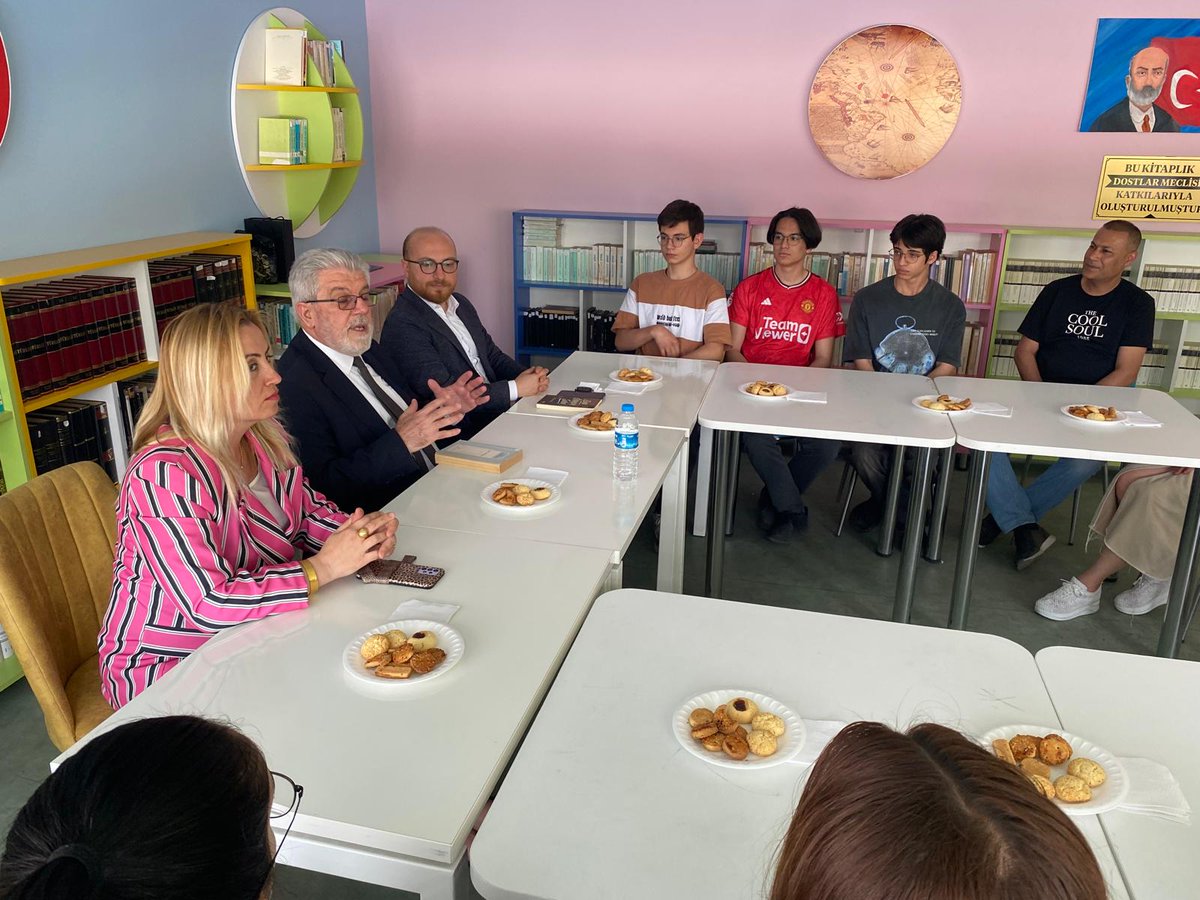 tokatmem's tweet photo. Öğretmen Akademileri vesilesiyle şehrimizde ağırladığımız Akademisyen-Yazar Prof.Dr. Dursun Ali Tökel Plevne Anadolu Lisesi öğrencileriyle okul kütüphanesinde dil bilinci üzerine sohbet etti.

@tcmeb @HuseyinKir64 https://t.co/ESiuLguiAu