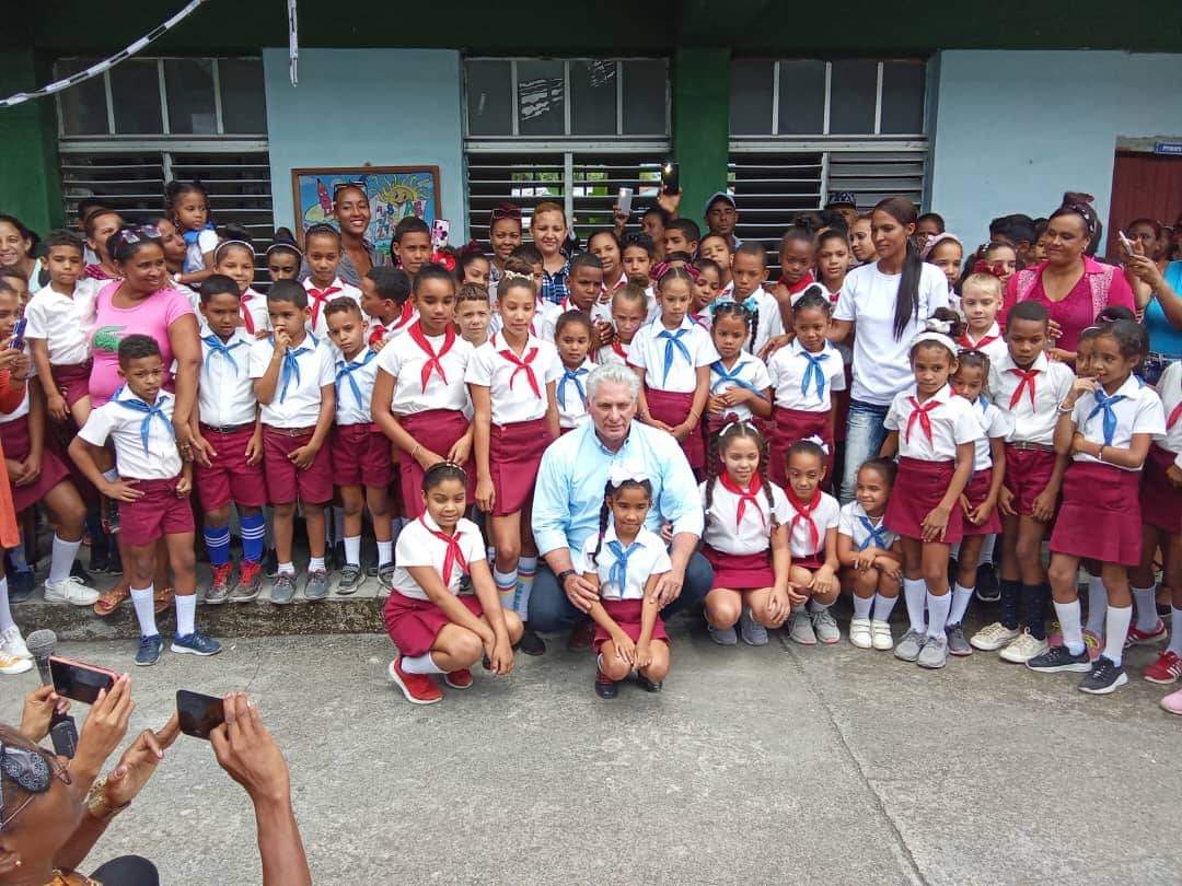 #Yateras emotivo encuentro de nuestro Presidente @DiazCanelB con estudiantes del centro escolar de la comunidad de Palenque. #JuntosPodemosMás #Guantánamo