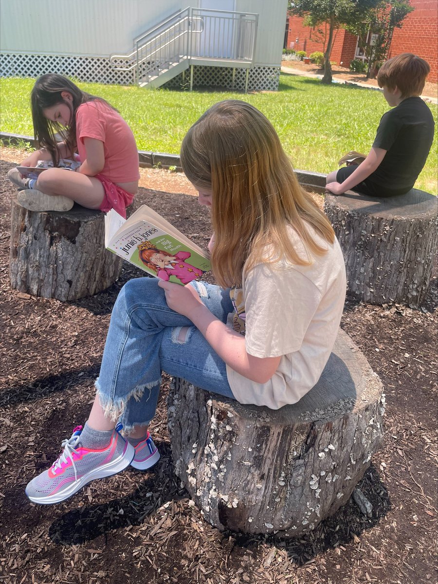 Students in Ms. Ruhland’s class are enjoying the beautiful weather while building their reading stamina! ☀️ #TeamUCPS @UCPSNC @AGHoulihan @TopperJenn58692