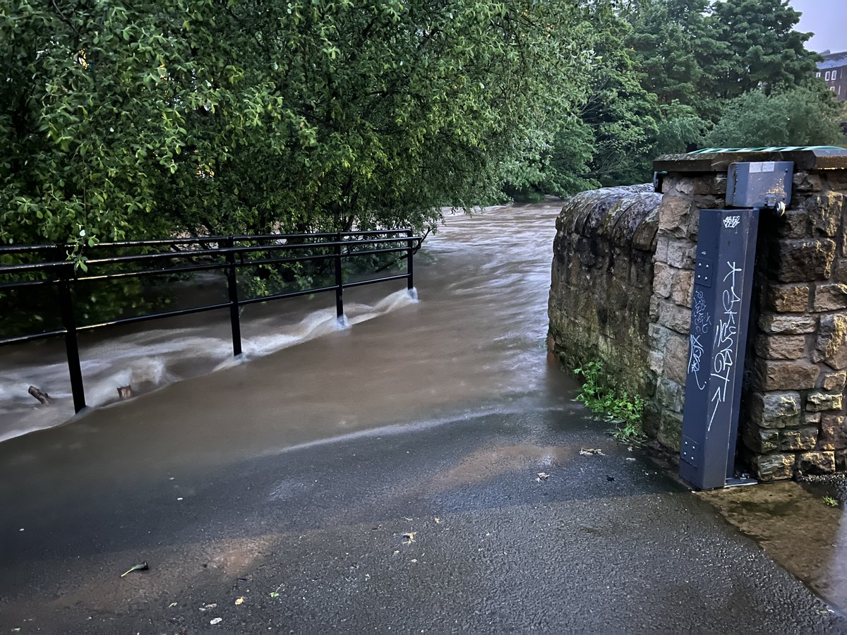 ItsSteveAdam's tweet photo. @edinburghpaper Not all flood gates are closed. This was the scene at 22.00PM at Veitch's Square, Stockbridge. There's a  residential care home less than 10 metres from here and the flood gate here is locked open. https://t.co/zehcexXa2E