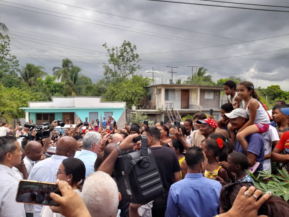 BeatrizJUrrutia's tweet photo. En las cercanías del Comité Municipal del Partido en #SanLuis, cientos de personas esperaban a @DiazCanelB, Primer Secretario del @PartidoPCC y presidente de la República 🇨🇺.
Fue una emotiva demostración de apoyo a la Revolución.
#YoSigoAMiPresidente
#SantiagoDeCuba https://t.co/amV56dvRjI