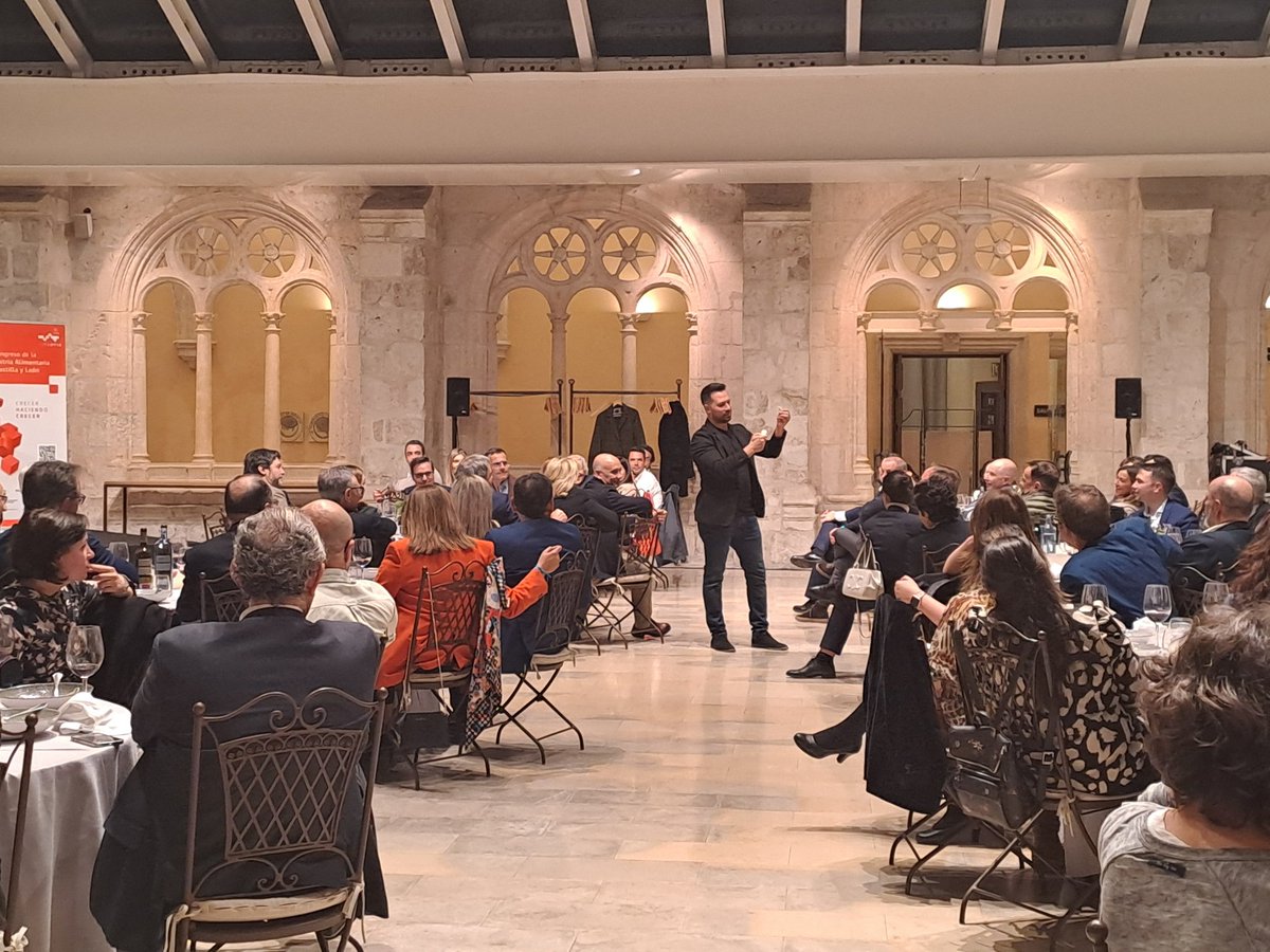 Vitartis's tweet photo. Cerramos el primer día de #CongresoVitartis con una noche mágica 💫 ¡Gracias @MagoRoncero por amenizarnos la velada! https://t.co/cG6opL8FsG