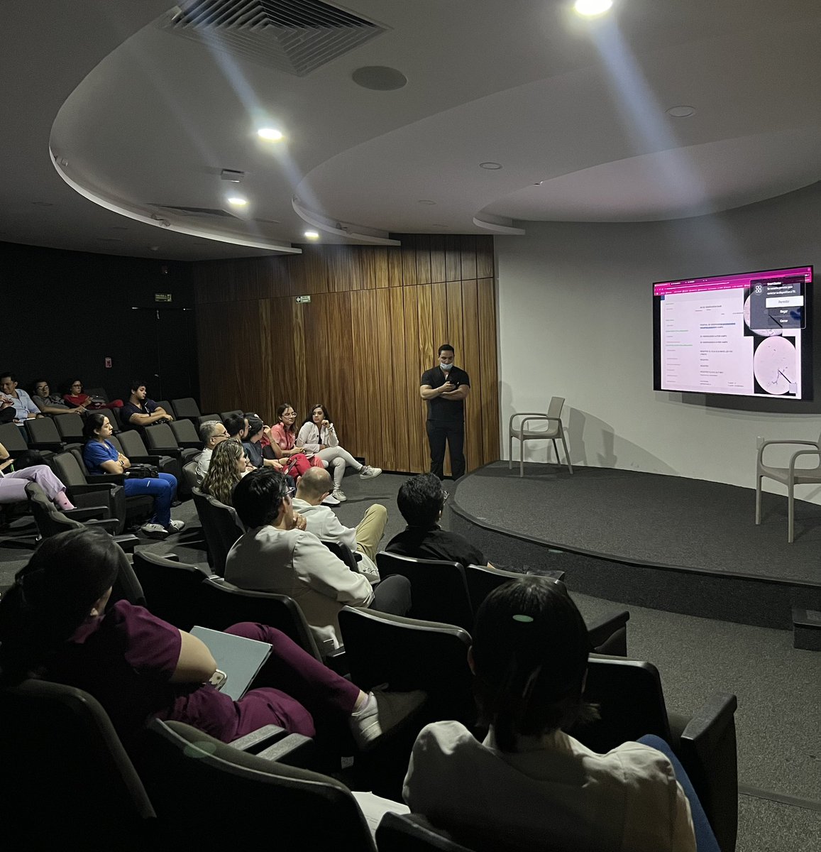 MedInternaFAA's tweet photo. Abordaje clínico:
Mujer de 37 años acude por crisis epilépticas y vómito. Desde hace 4 meses tiene cefalea. En la exploración con papiledema. TC de cráneo sin alteración. LCR: proteínas 300 mg/dl, glucosa 5 mg/dl, tinta china +. Sin inmunocompromiso.

• https://t.co/ontQYUbTvg https://t.co/pVaKrL6XCg