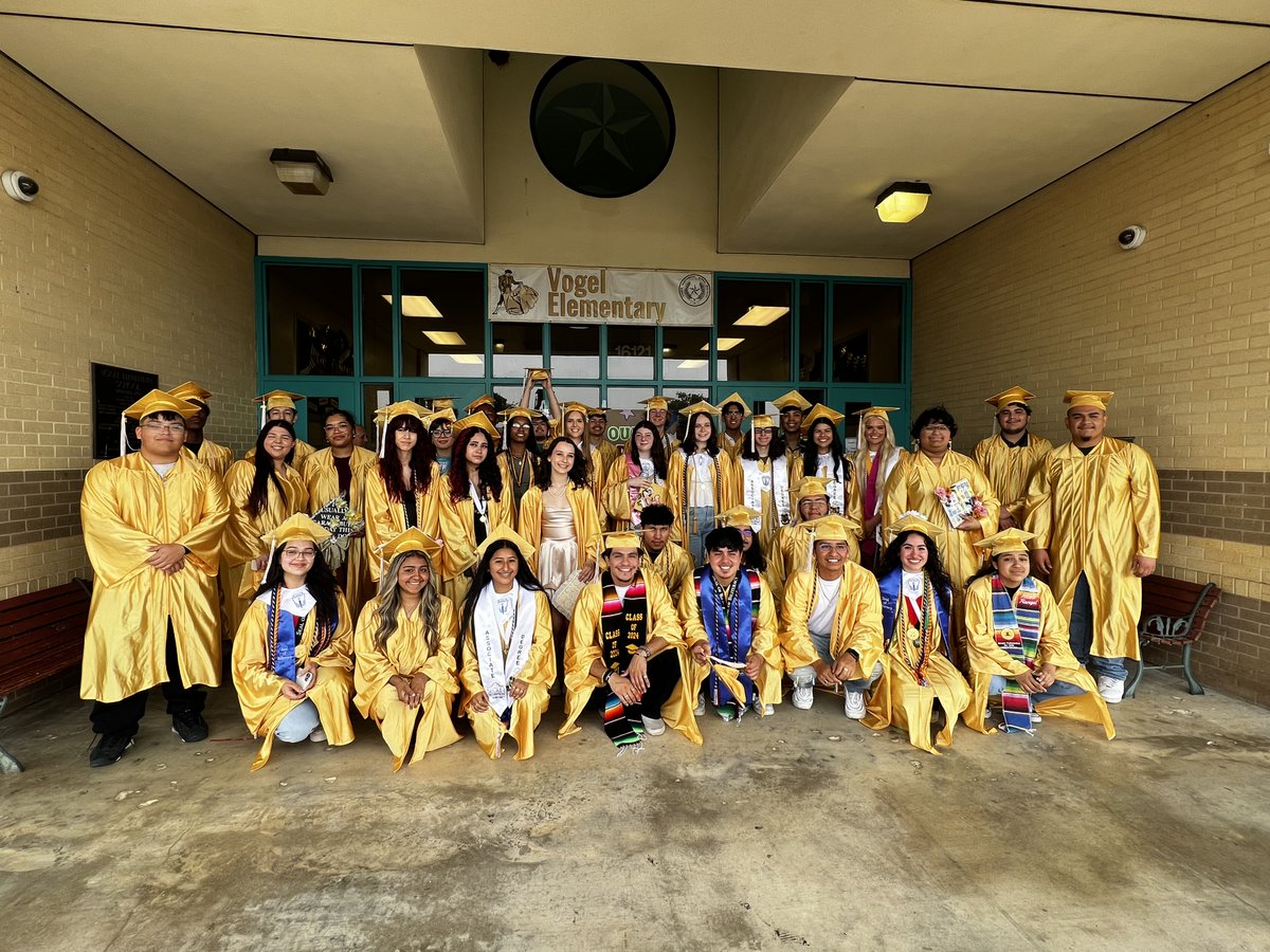 Before they spread their wings and soar as @SeguinHSTx graduates, the Class of 2024 took a sentimental flight back to @VogelESISD! 🏫 They celebrated the place where their dreams first took flight and paid tribute to the educators who helped them reach new heights. 🎓