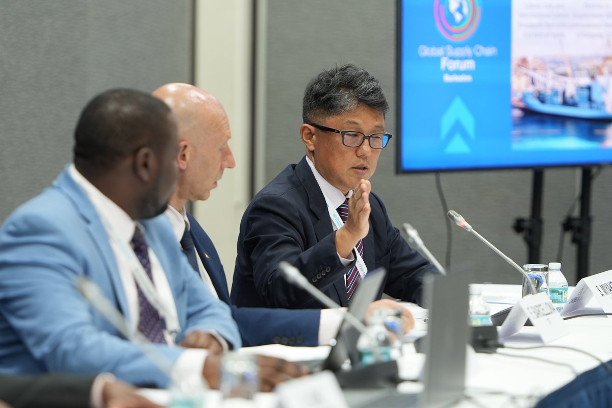🇧🇧 HAPPENING NOW @UNCTAD Global Supply Chain Forum: @ILOCaribbean Labour Law and International Labour Standards Specialist Shingo Miyake joins a panel of other experts to discuss challenges and opportunities of the Maritime Labour Convention in the context of supply chains 🚢📦